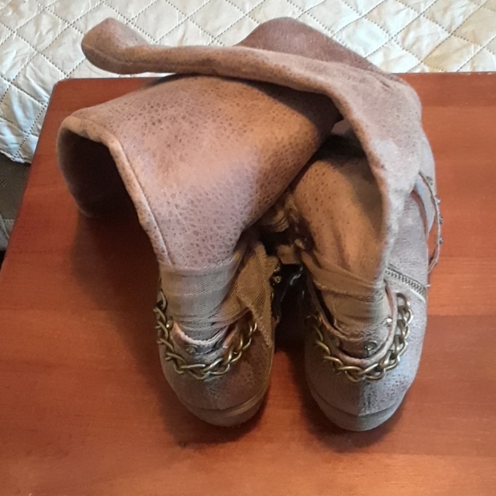 Boots - Picture 2 of 4